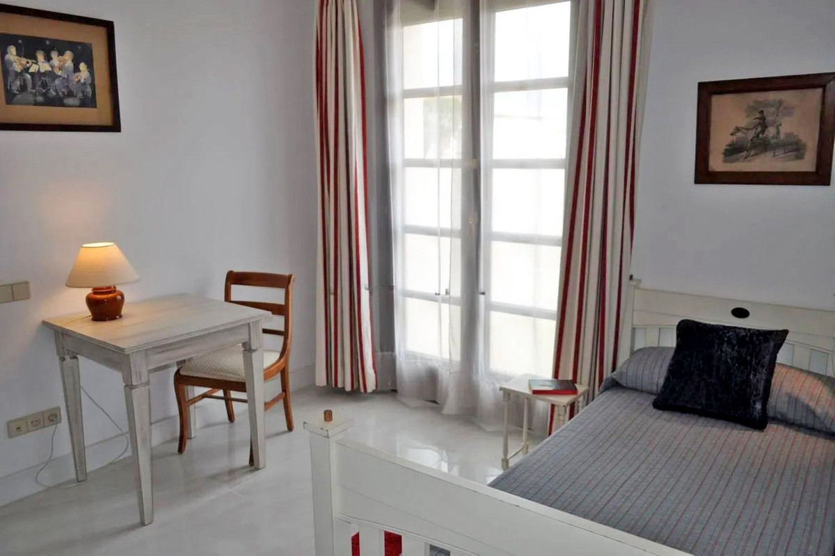 6 Bedroom Villa in San Pedro de Alcántara - Photo 19