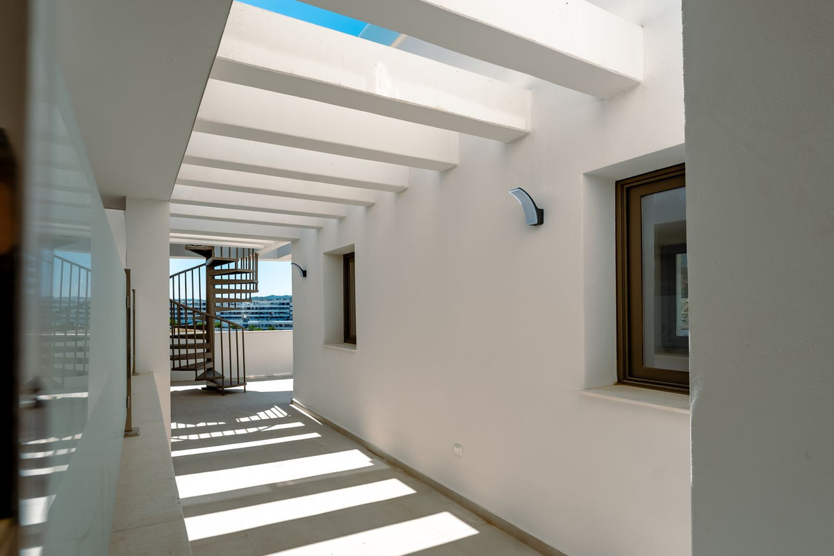 2 Bedroom Penthouse in Estepona - Photo 3
