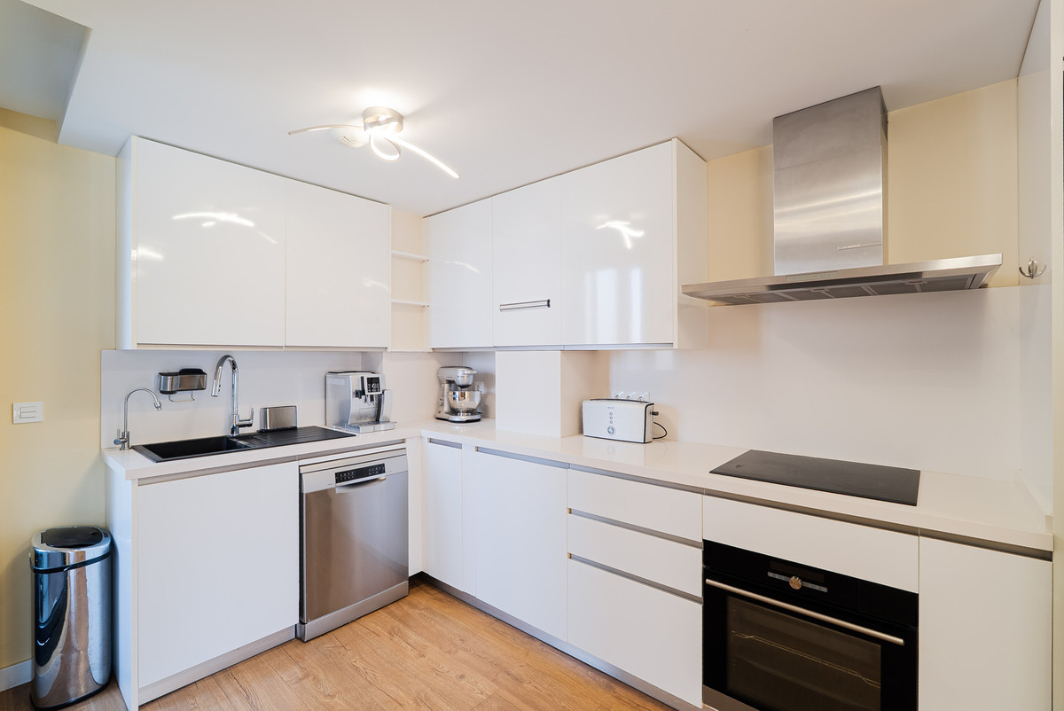3 Bedroom Apartment in Estepona - Photo 8