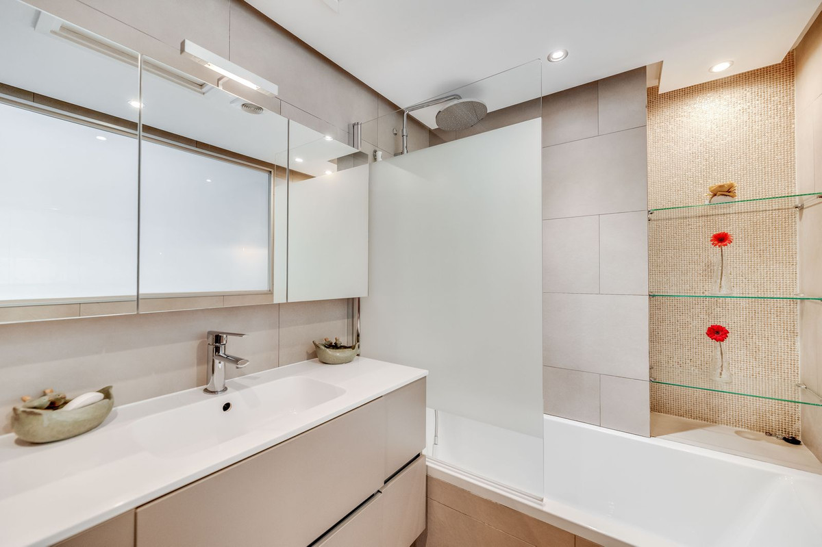 3 Bedroom Apartment in Marbella - Photo 12