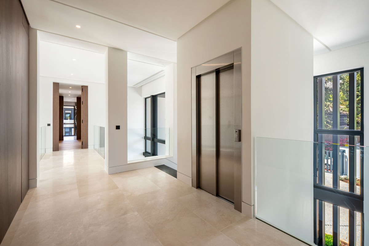 6 Bedroom Villa in Marbella - Photo 8