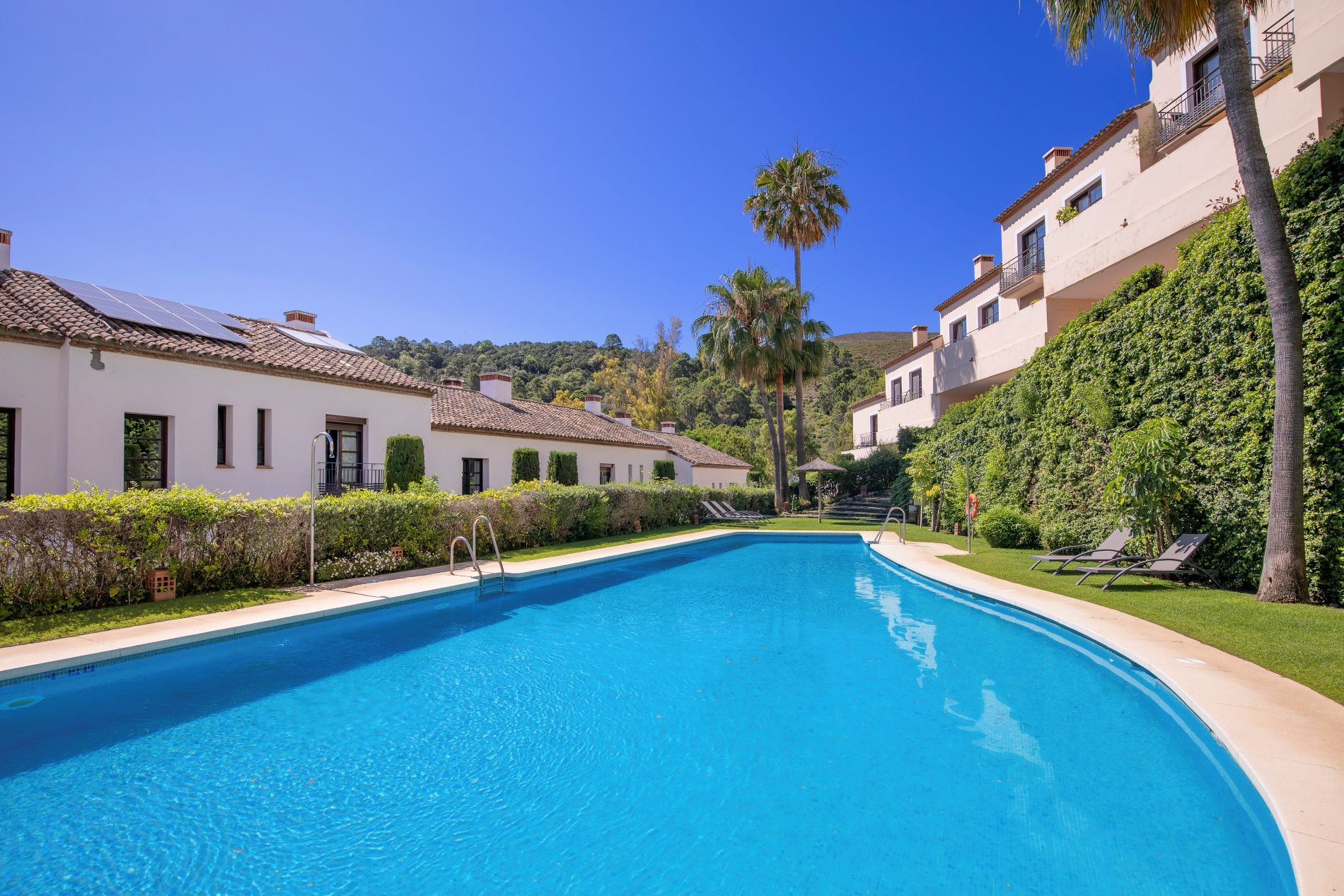 4 Bedroom Townhouse in Benahavís - Photo 29