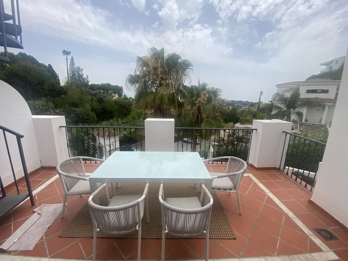 3 Bedroom Apartment in Estepona - Photo 4