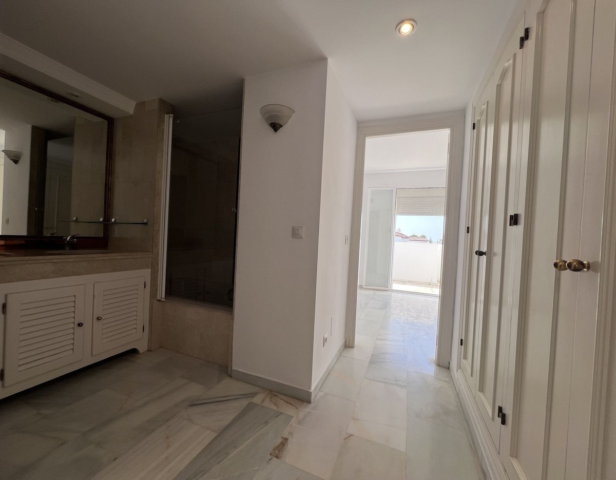 2 Bedroom Apartment in Estepona - Photo 16