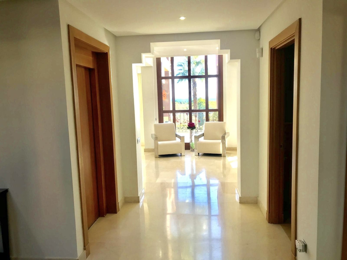 6 Bedroom Villa in Marbella - Photo 5