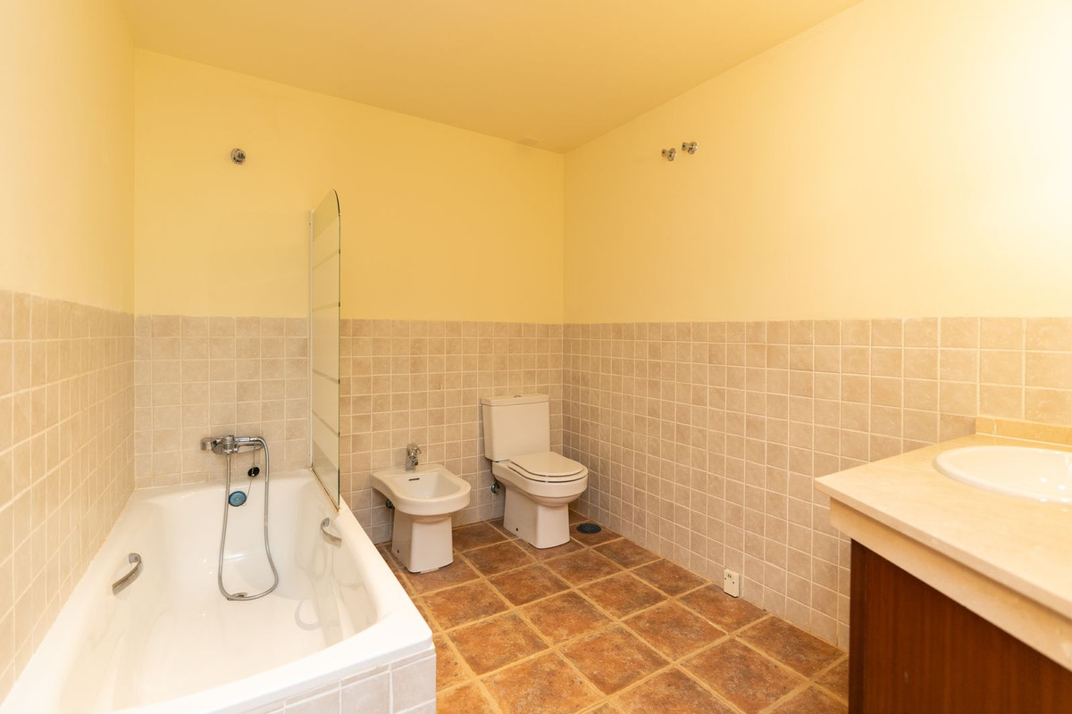 4 Bedroom Townhouse in Estepona - Photo 18