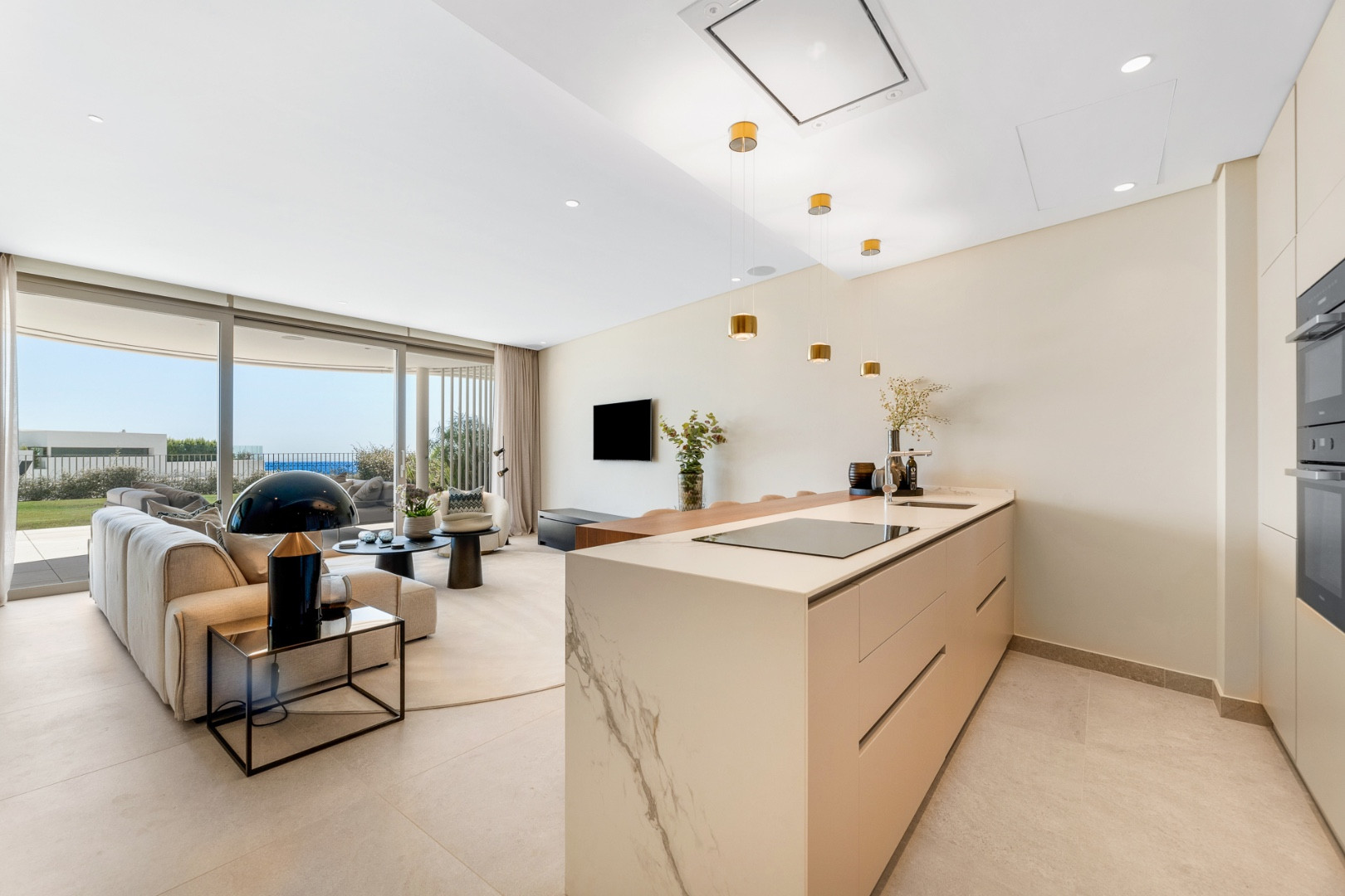 2 Bedroom Apartment in Benahavís - Photo 2