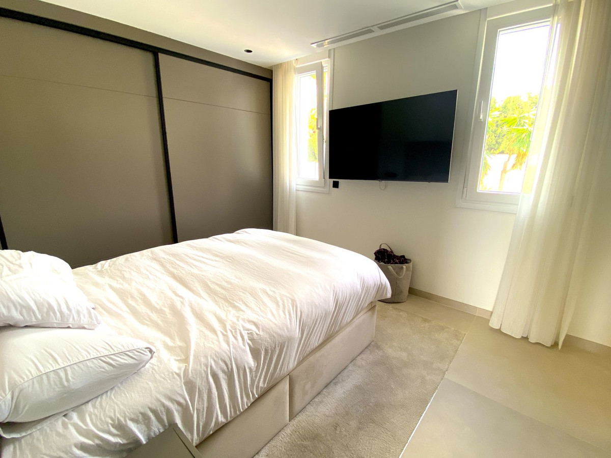 4 Bedroom Townhouse in Benahavís - Photo 40