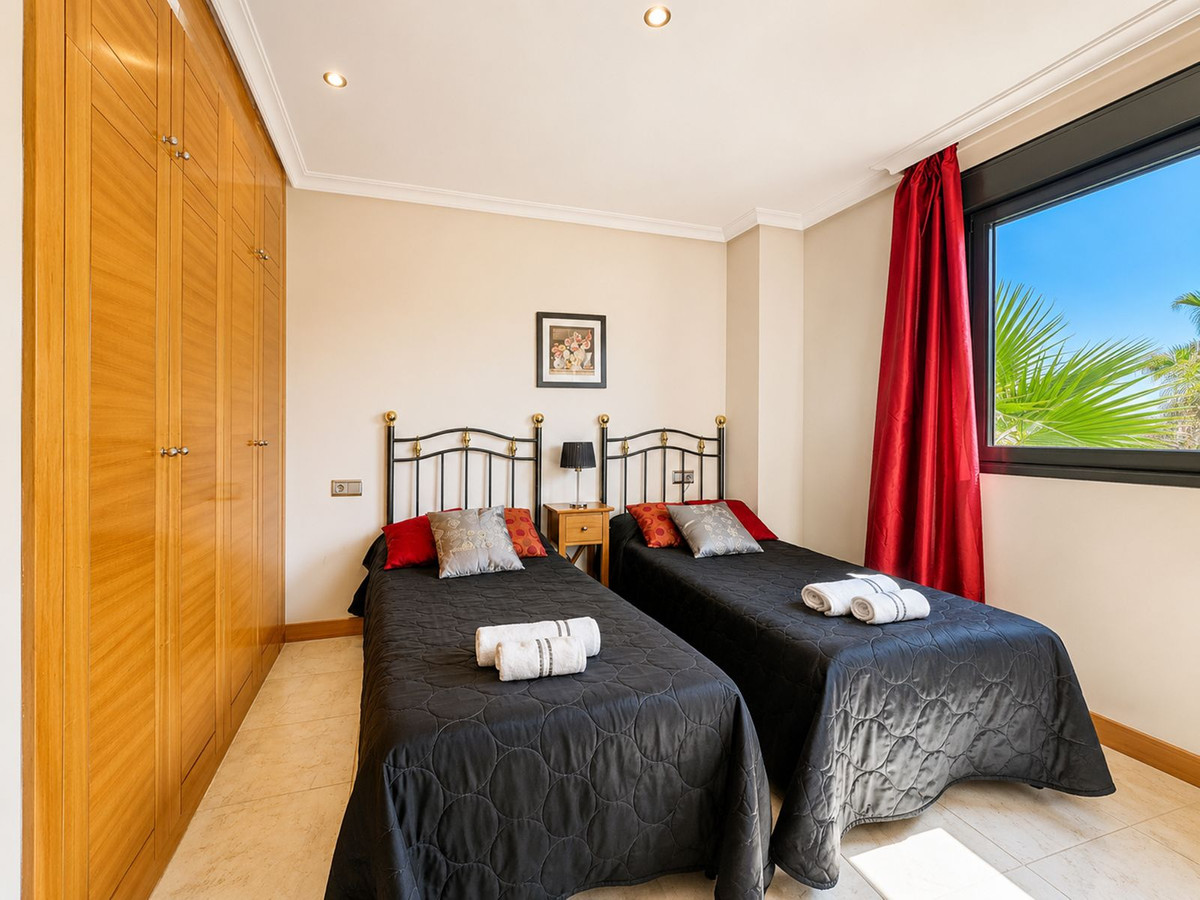 2 Bedroom Apartment in Estepona - Photo 18