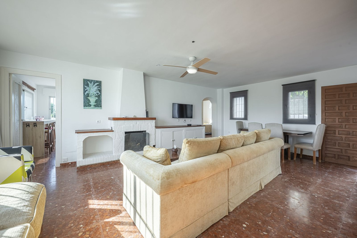 3 Bedroom Villa in Estepona - Photo 4