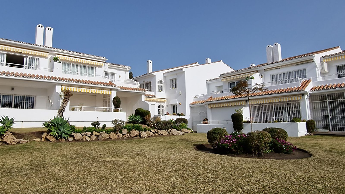 2 Bedroom Apartment in Estepona - Photo 2