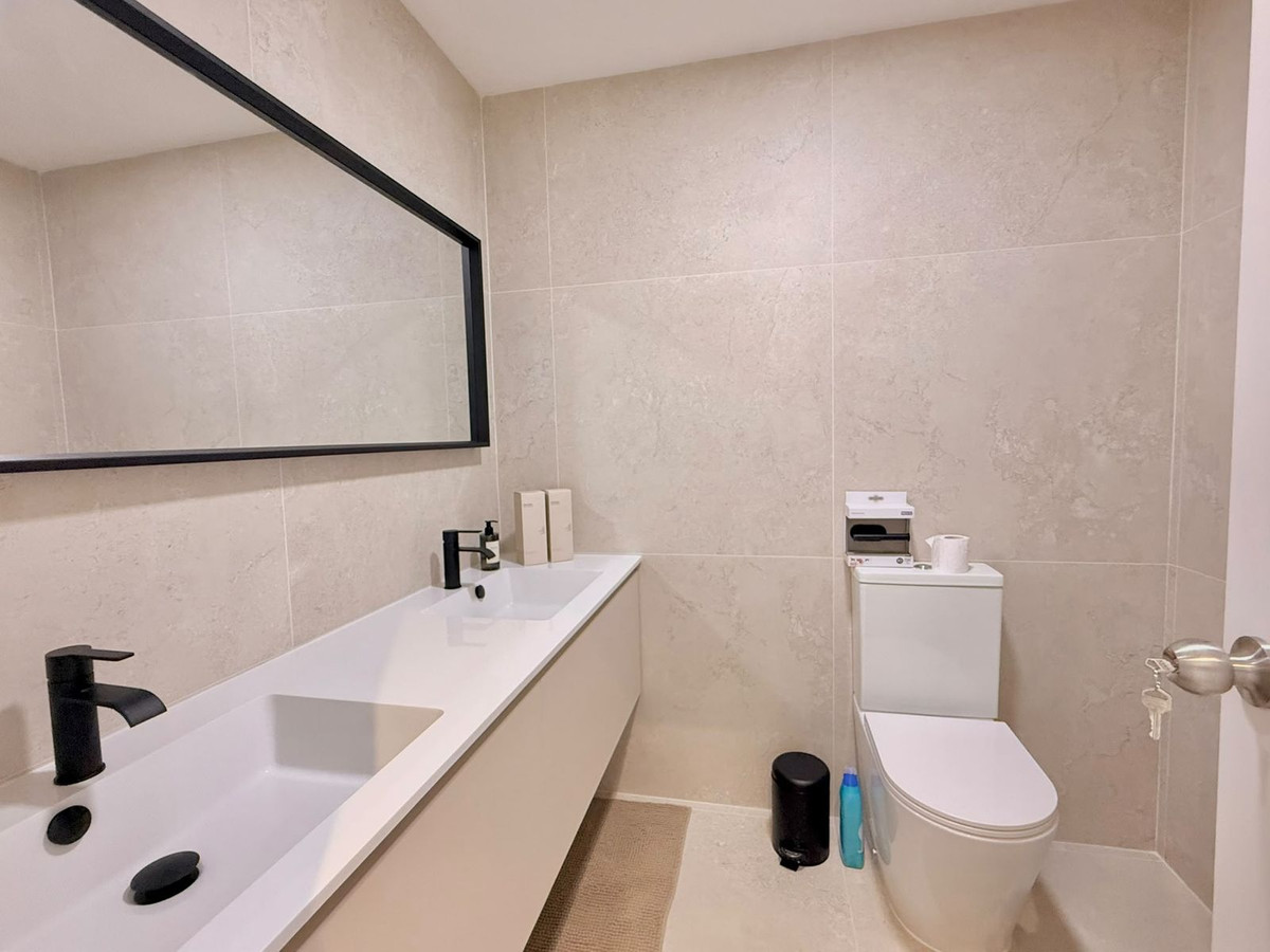 2 Bedroom Apartment in Fuengirola - Photo 18