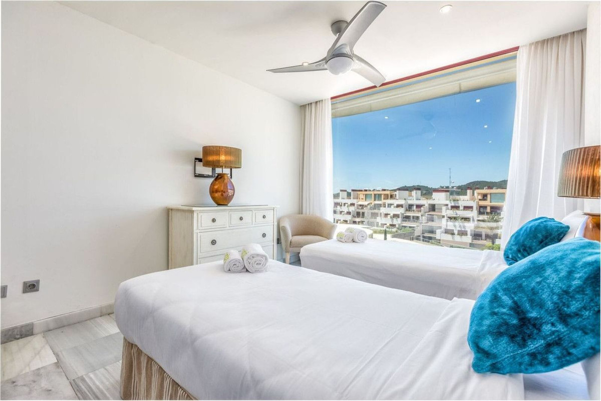 3 Bedroom Penthouse in Estepona - Photo 10