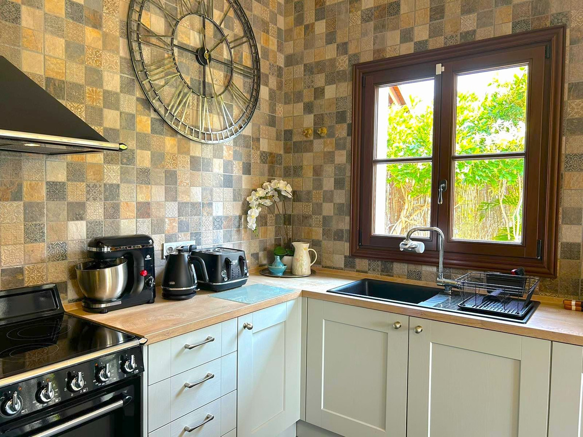 4 Bedroom Villa in Estepona - Photo 30