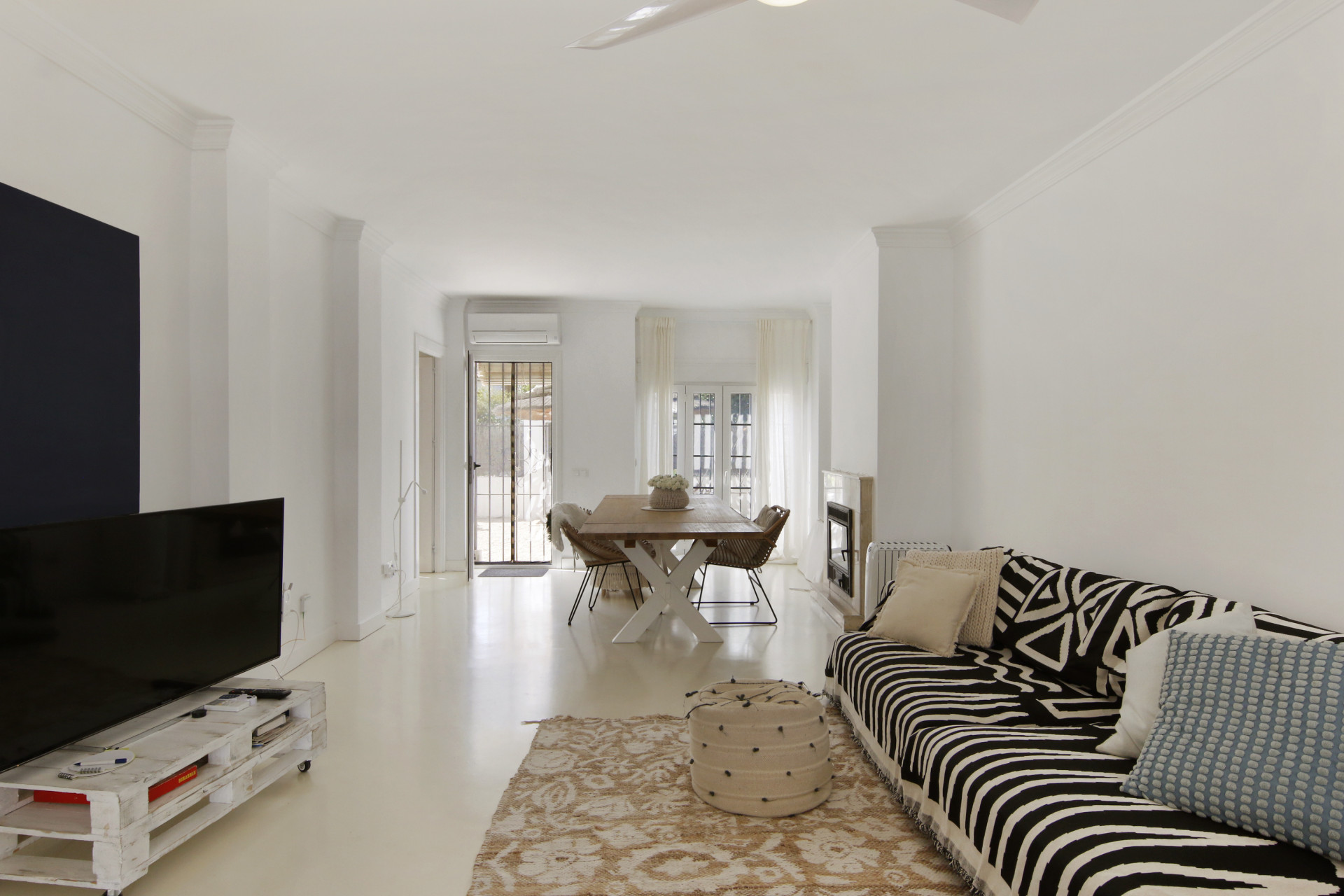 2 Bedroom Apartment in Estepona - Photo 3