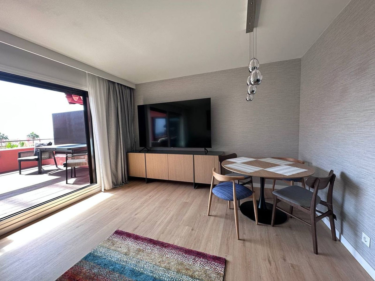 3 Bedroom Penthouse in Estepona - Photo 8
