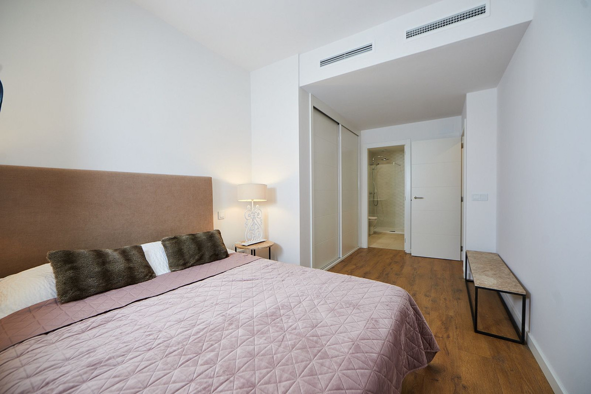 2 Bedroom Apartment in Estepona - Photo 10