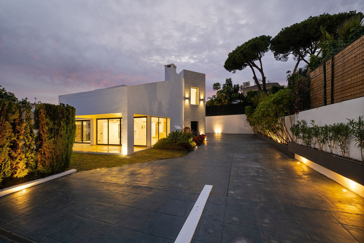 4 Bedroom Villa in San Pedro de Alcántara - Photo 47
