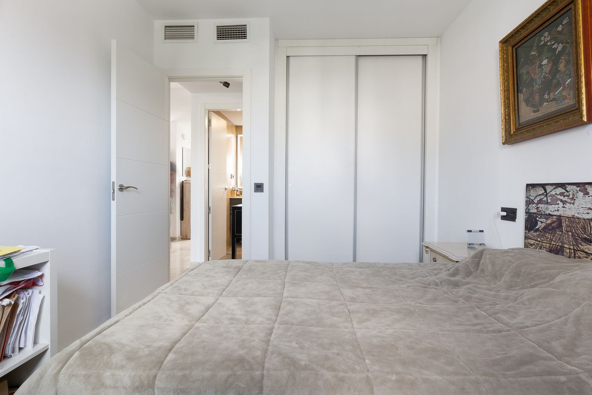 2 Bedroom Apartment in Torremolinos - Photo 17