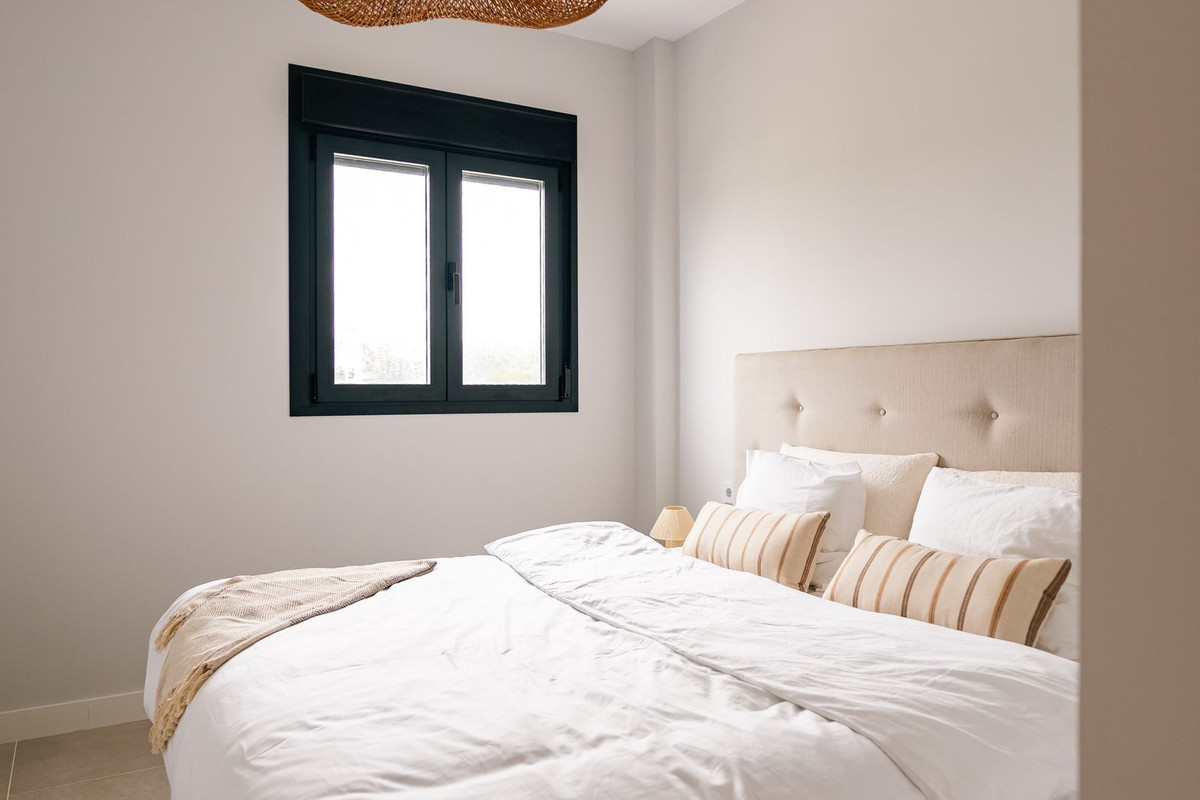 2 Bedroom Penthouse in Estepona - Photo 9