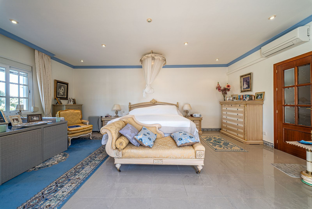 5 Bedroom Villa in Alhaurín de la Torre - Photo 42