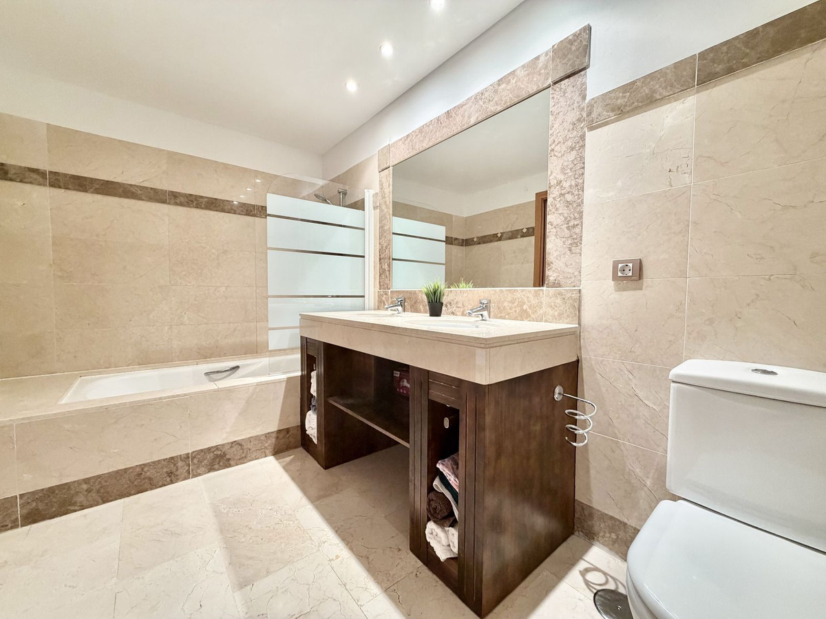2 Bedroom Apartment in Benahavís - Photo 18
