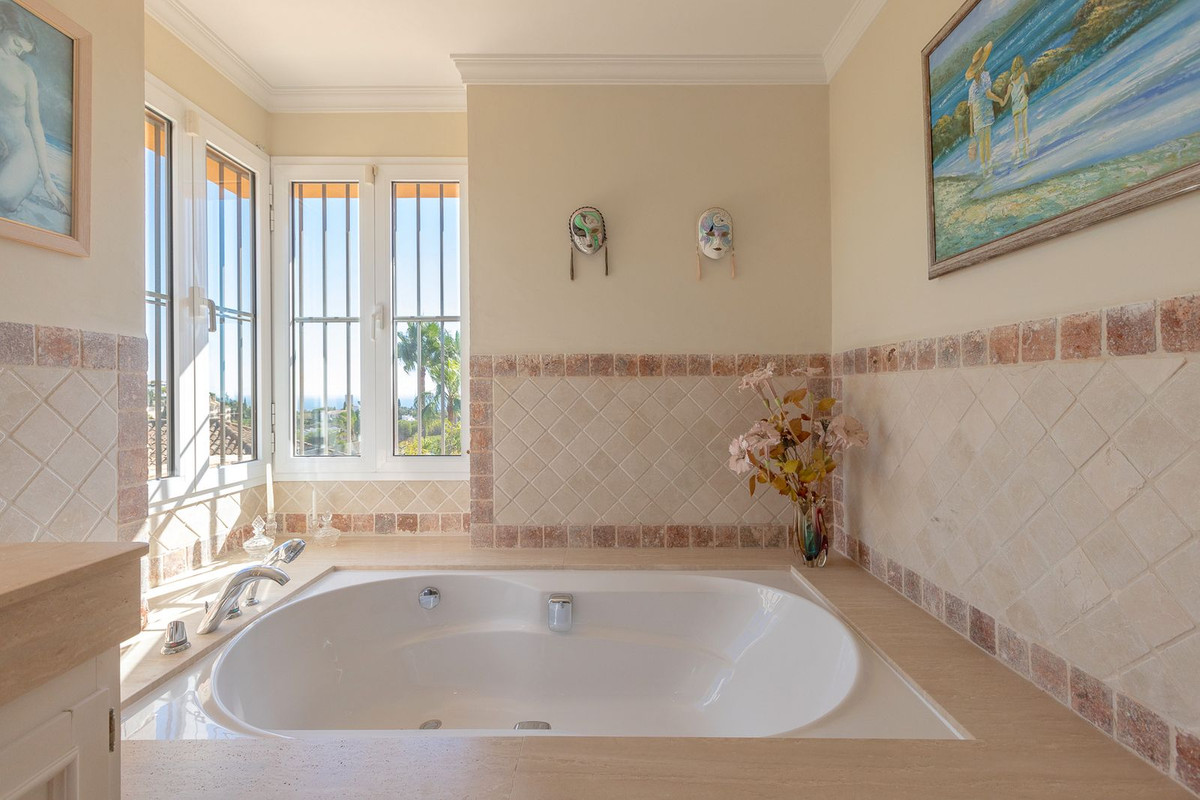 5 Bedroom Villa in Marbella - Photo 11