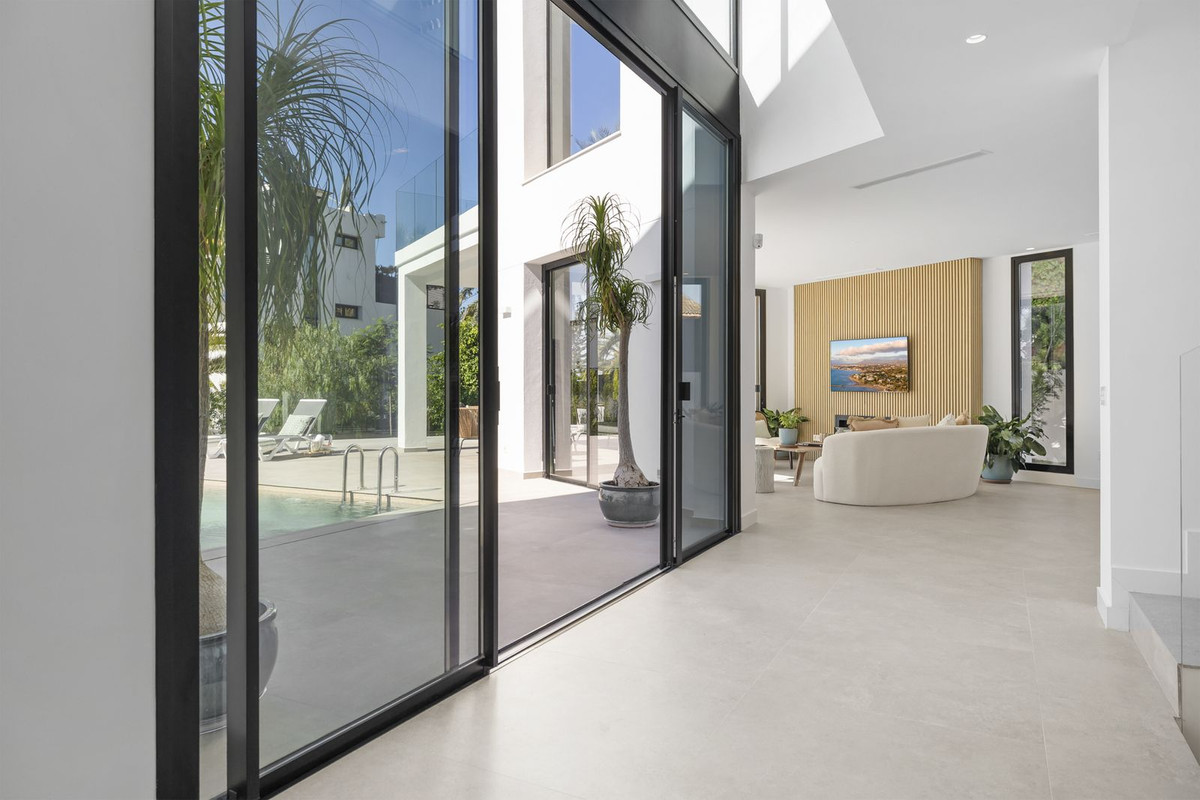 5 Bedroom Villa in Marbella - Photo 12