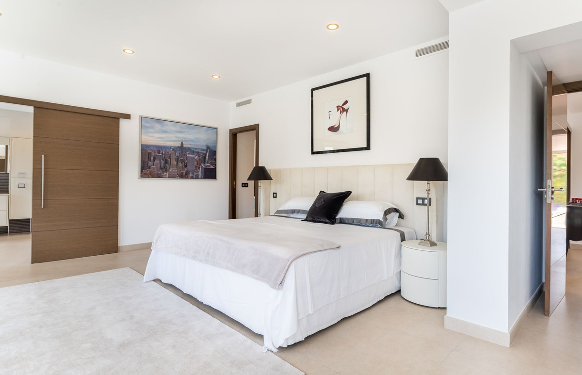 8 Bedroom Villa in San Pedro de Alcántara - Photo 8