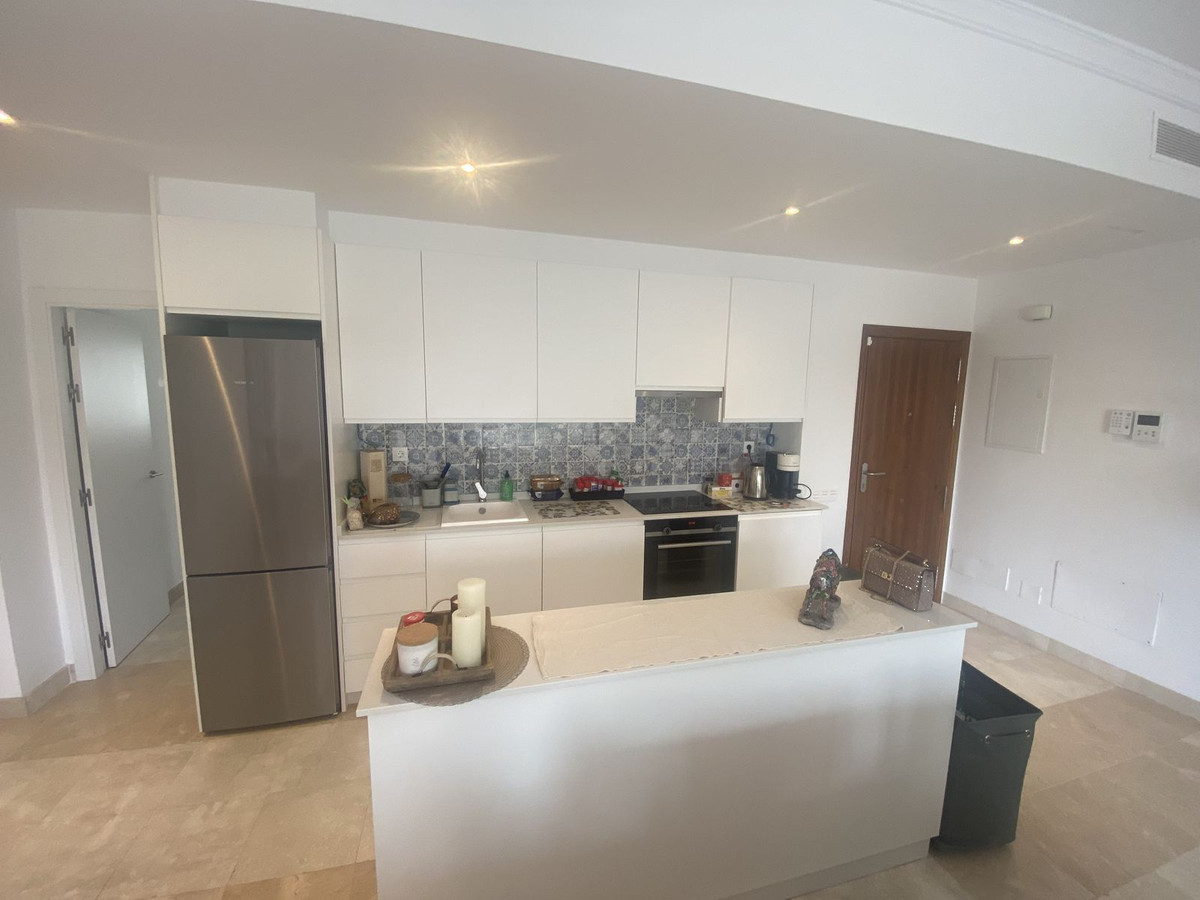 3 Bedroom Apartment in Estepona - Photo 5