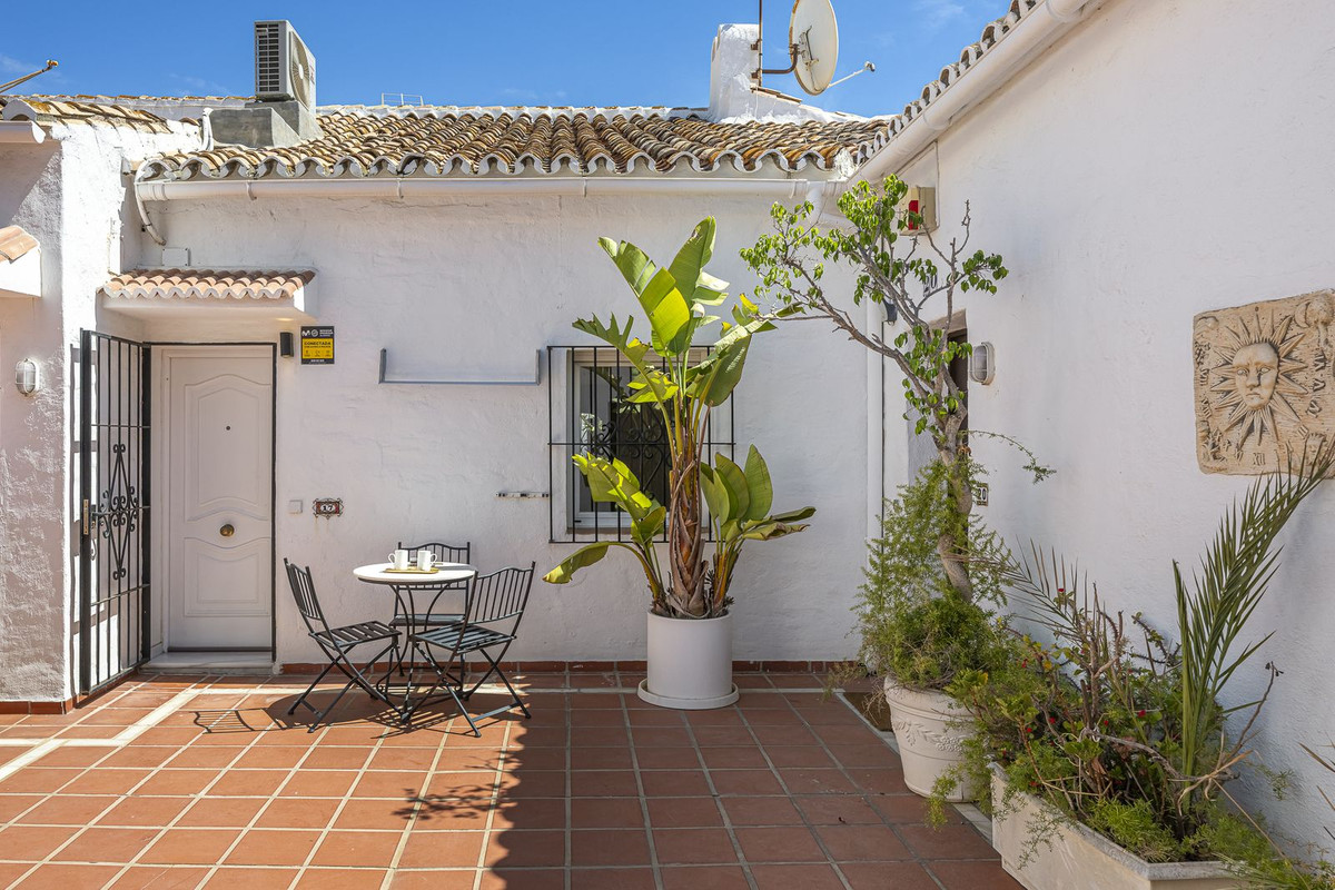 2 Bedroom Apartment in Marbella - Photo 22