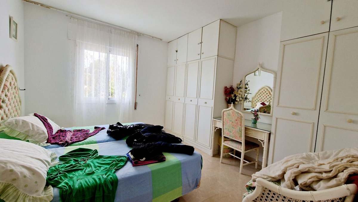 2 Bedroom Apartment in Estepona - Photo 15
