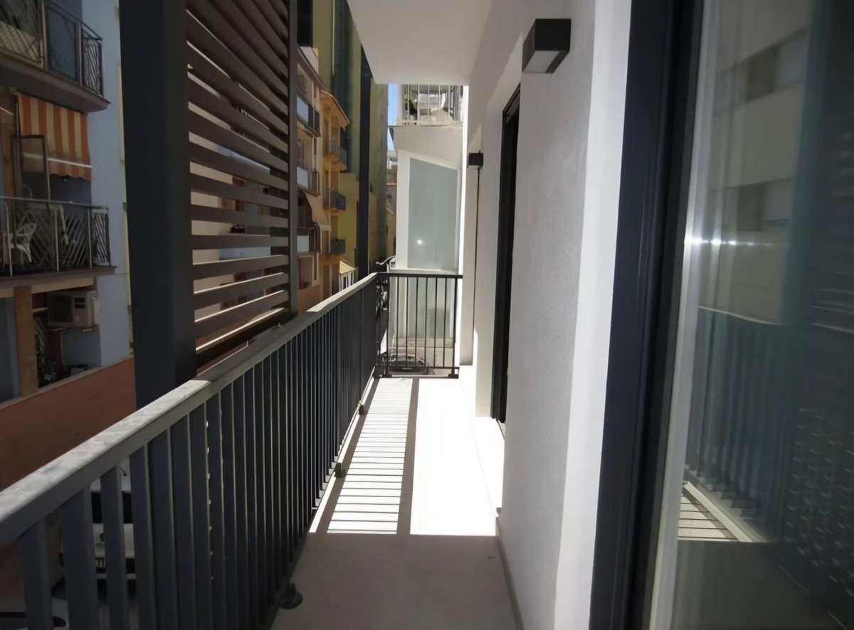 2 Bedroom Apartment in Fuengirola - Photo 6