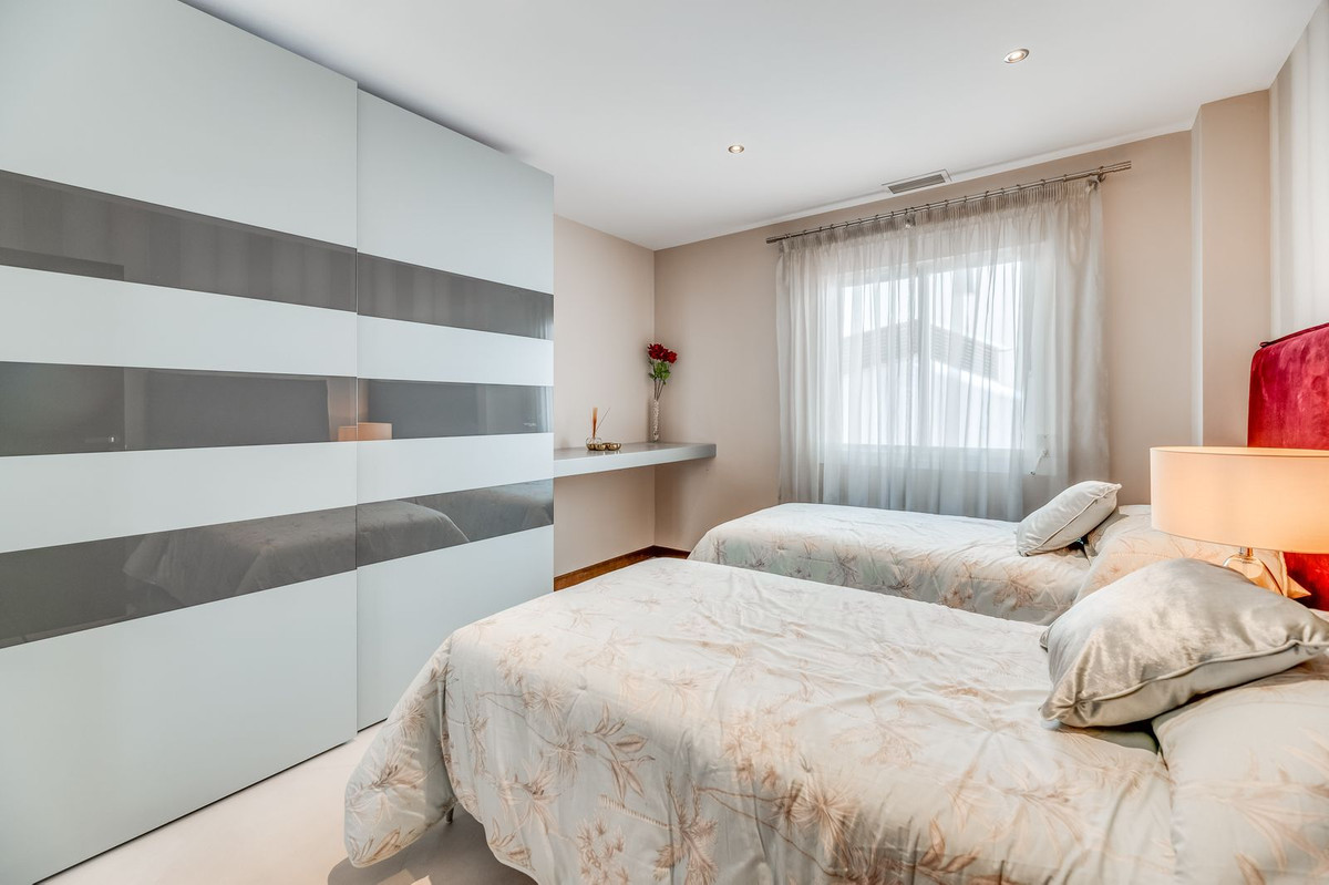 3 Bedroom Apartment in Marbella - Photo 14