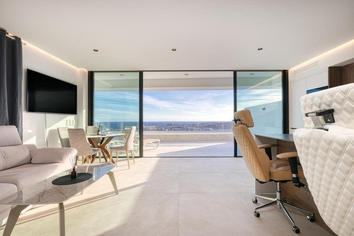 3 Bedroom Penthouse in Estepona - Photo 4