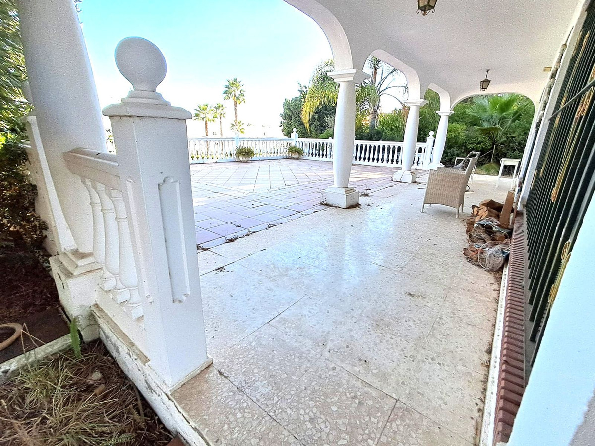 5 Bedroom Villa in Estepona - Photo 14
