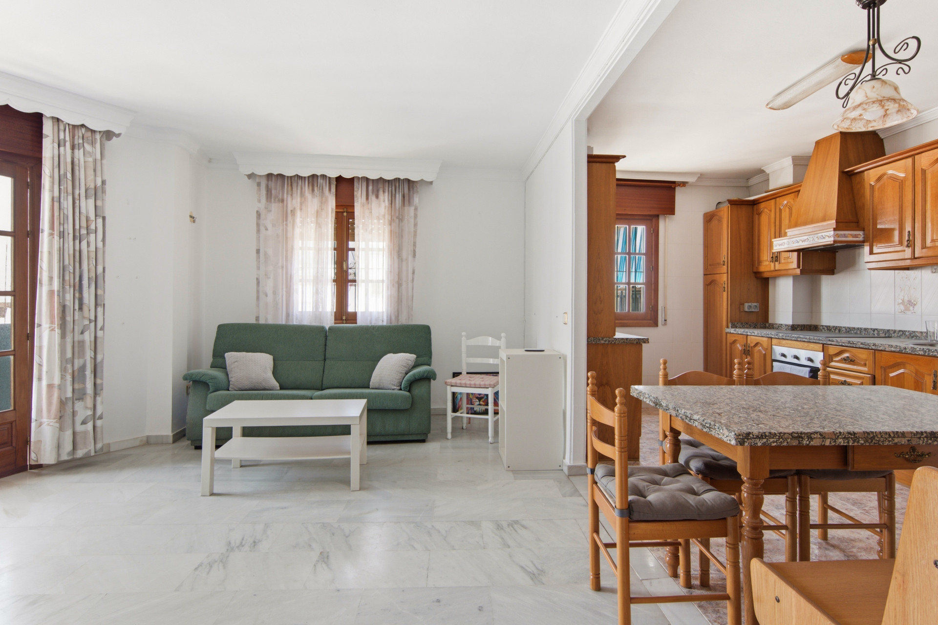 2 Bedroom Apartment in Estepona - Photo 3