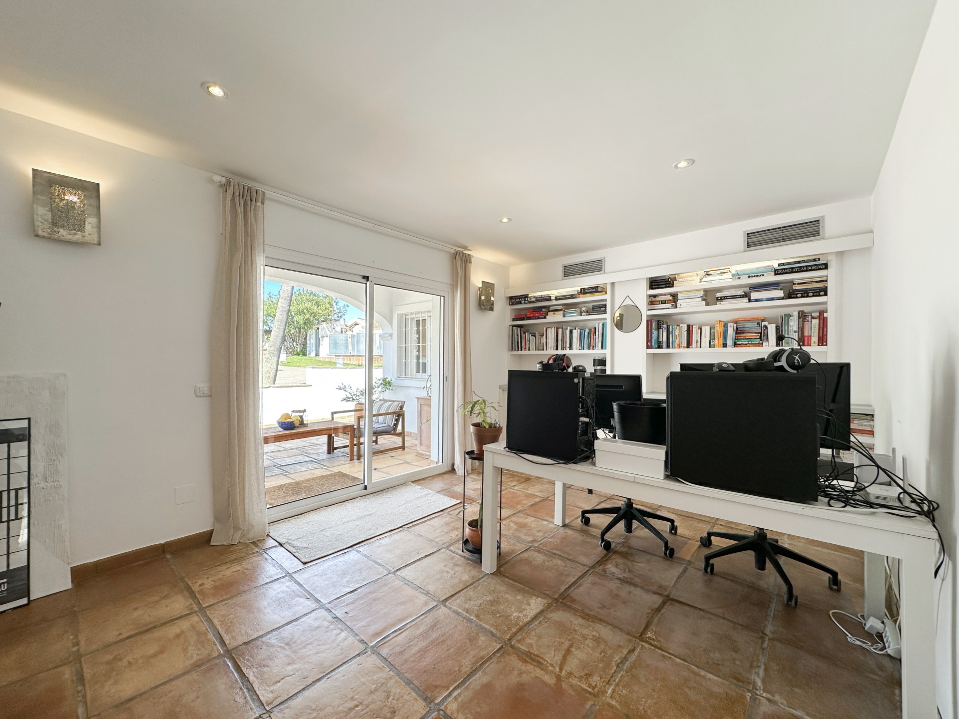 6 Bedroom Villa in Estepona - Photo 11