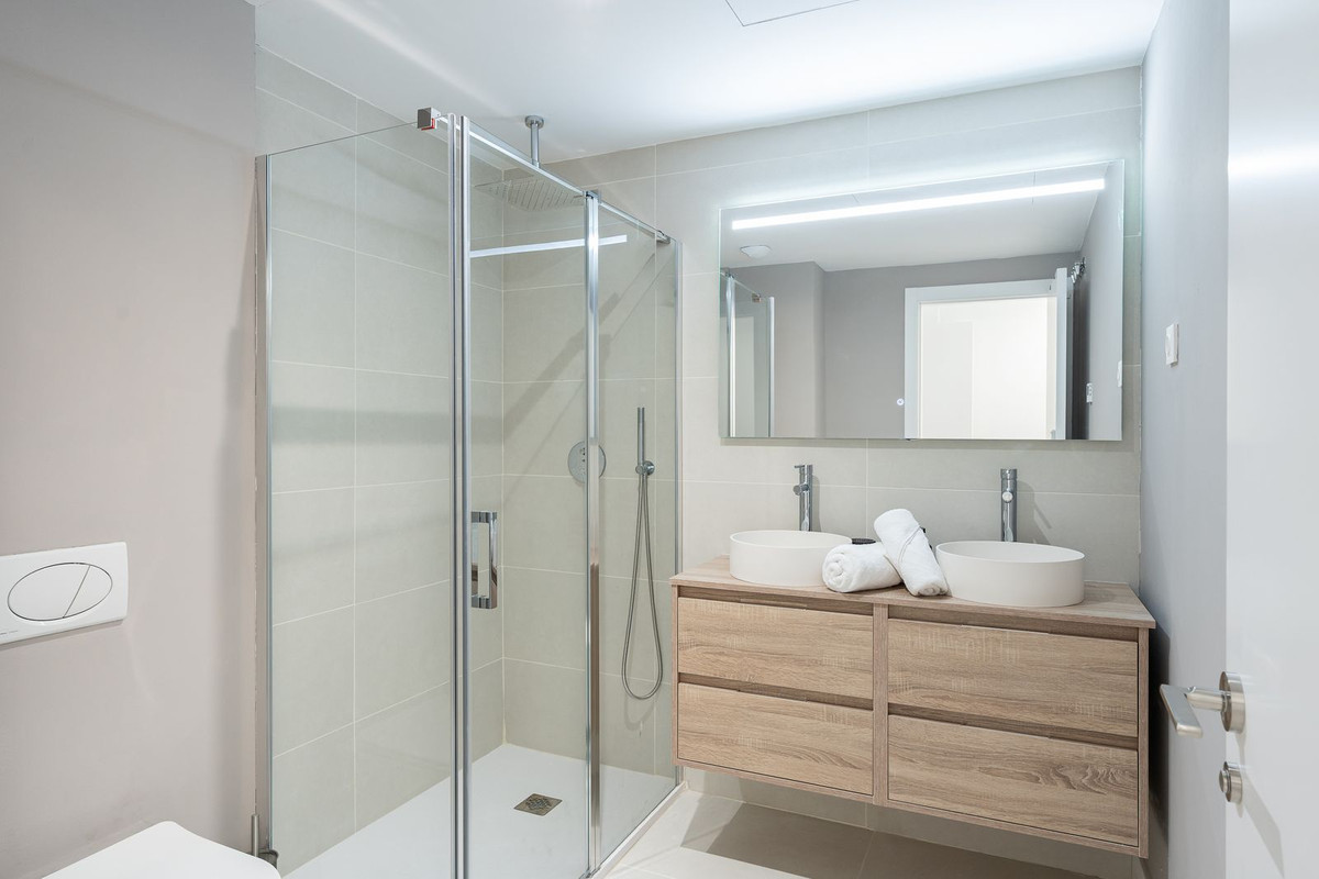 2 Bedroom Apartment in Fuengirola - Photo 24