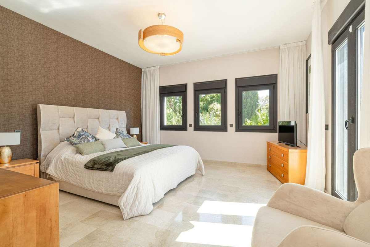 5 Bedroom Villa in Estepona - Photo 13