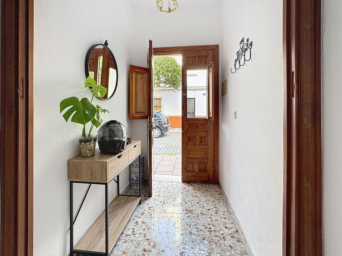 5 Bedroom Villa in Estepona - Photo 16