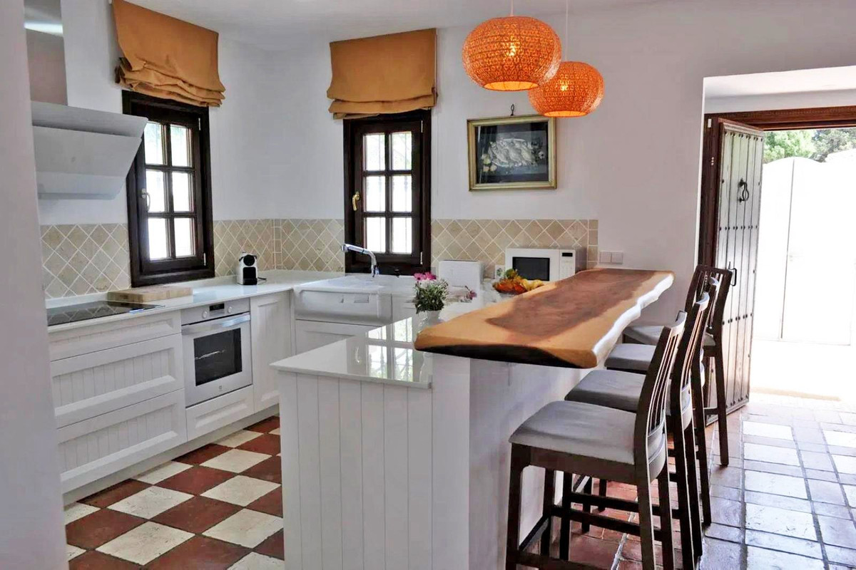 6 Bedroom Villa in San Pedro de Alcántara - Photo 11