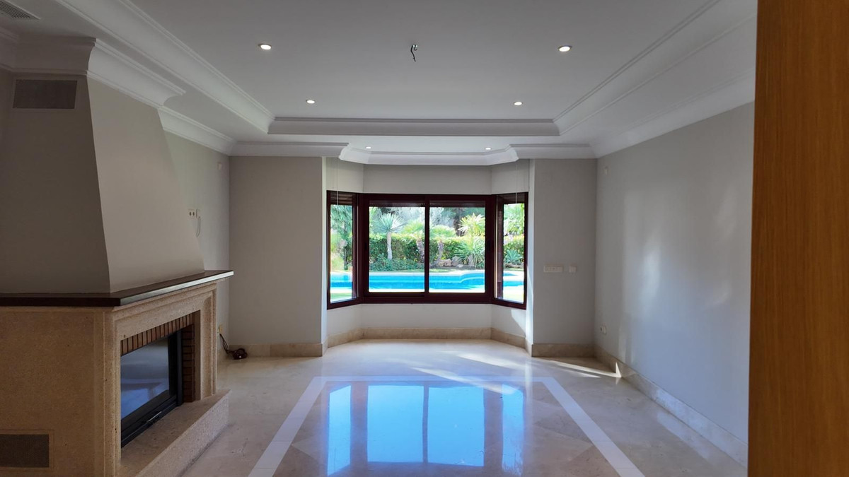 4 Bedroom Villa in Marbella - Photo 11