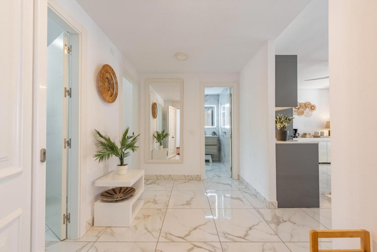 3 Bedroom Apartment in Marbella - Photo 2