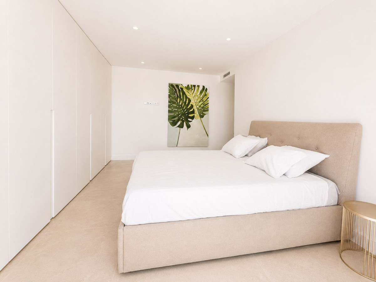 5 Bedroom Villa in Estepona - Photo 20
