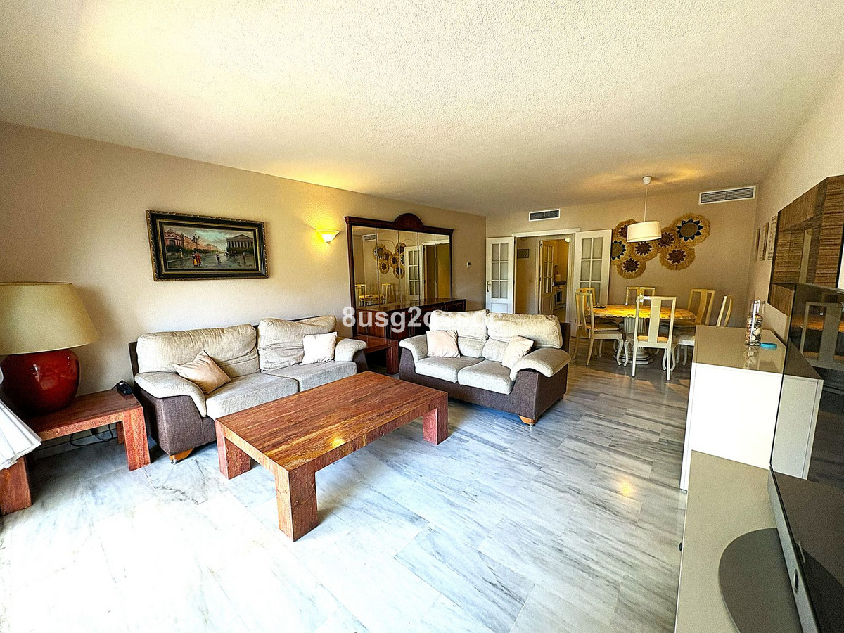 3 Bedroom Apartment in Estepona - Photo 5