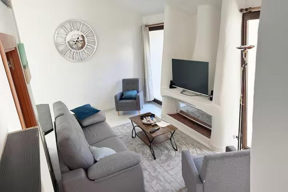 2 Bedroom Apartment in Estepona - Photo 2