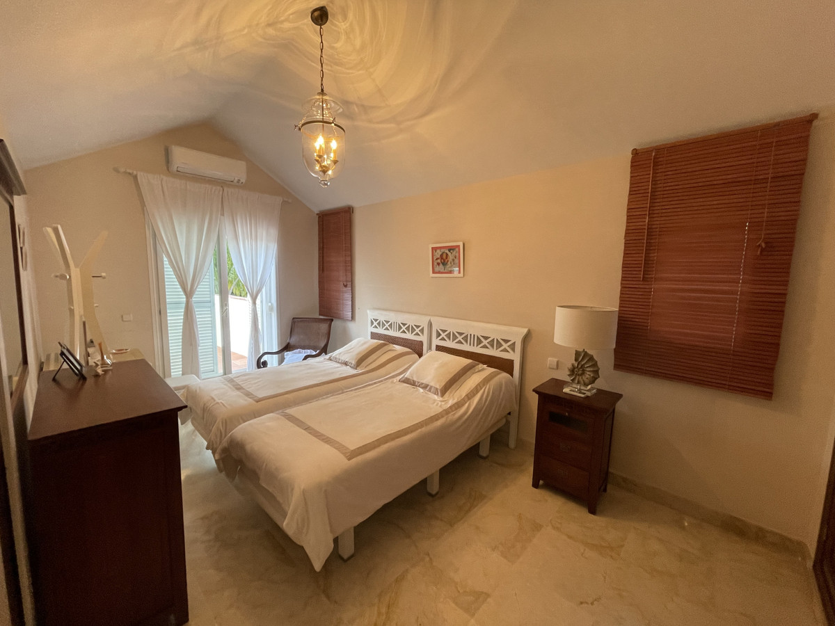 4 Bedroom Villa in Marbella - Photo 35