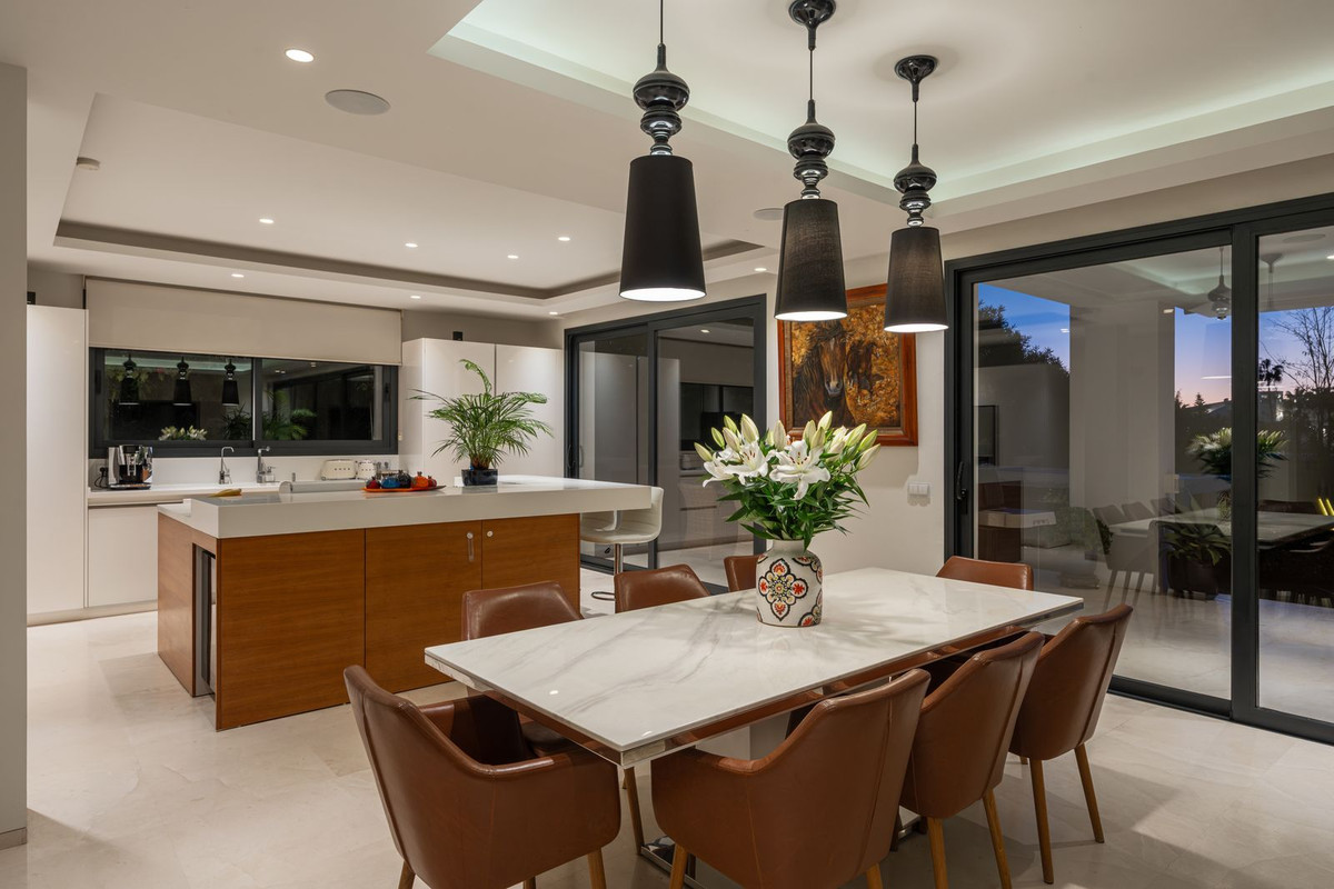 6 Bedroom Villa in Marbella - Photo 9