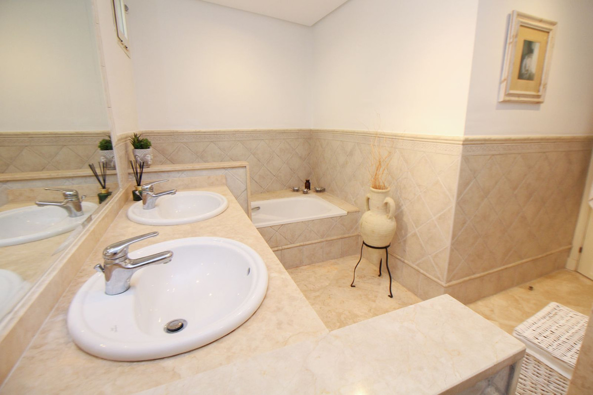 2 Bedroom Apartment in Marbella - Photo 19